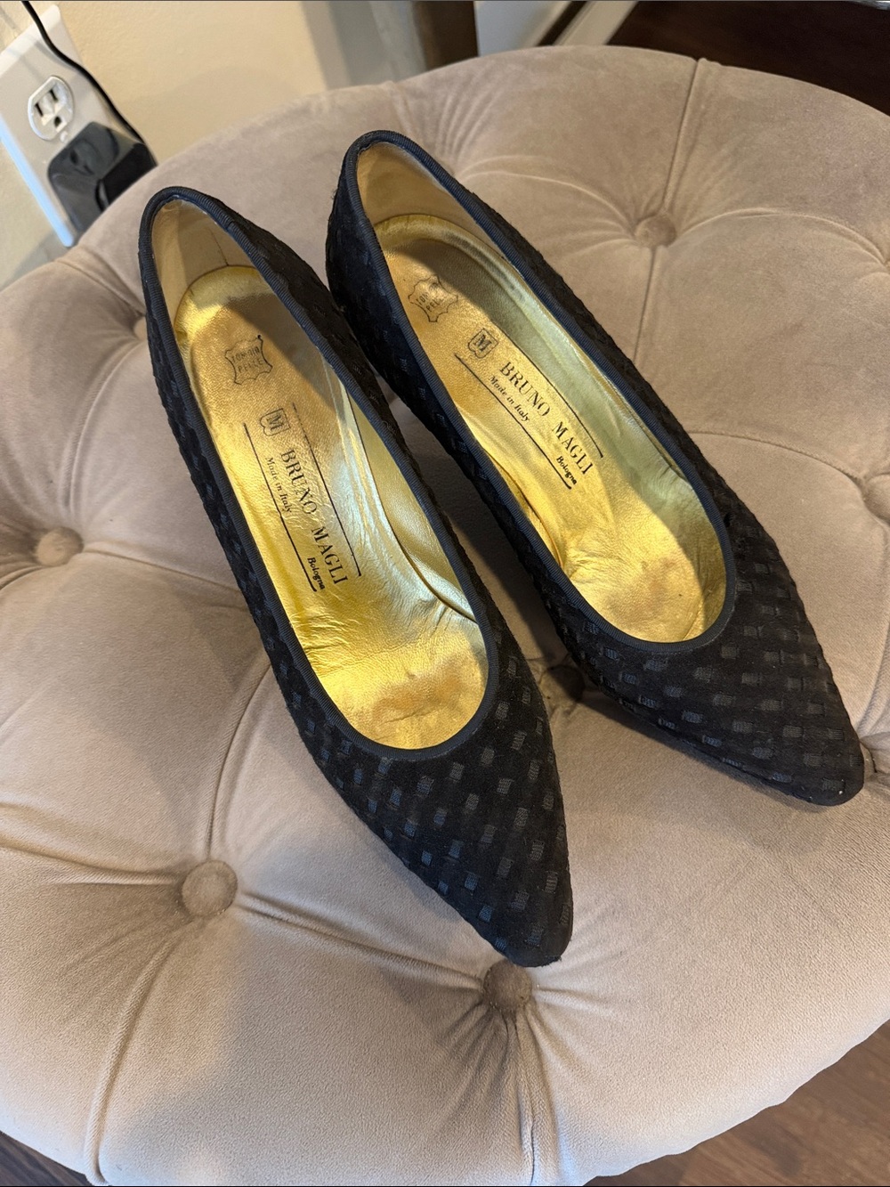 BRUNO MAGLI VINTAGE BLACK SUEDE PUMPS SIZE 7.5B